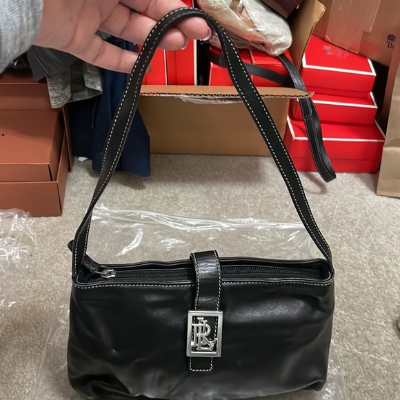 RLL cute detailing on this lightly used black leather shoulder bag - Picture 4 of 9